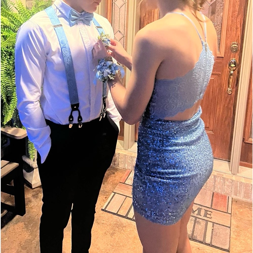 I’m selling a homecoming dress that was worn once